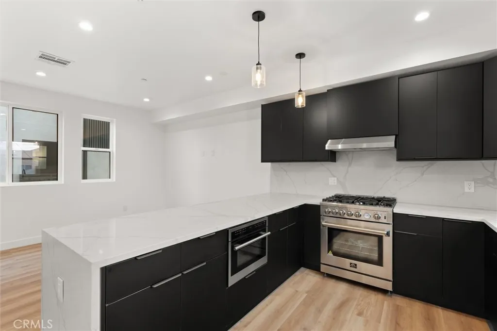 11410 W Calvert Street, North Hollywood, California 91606 home-pic-2